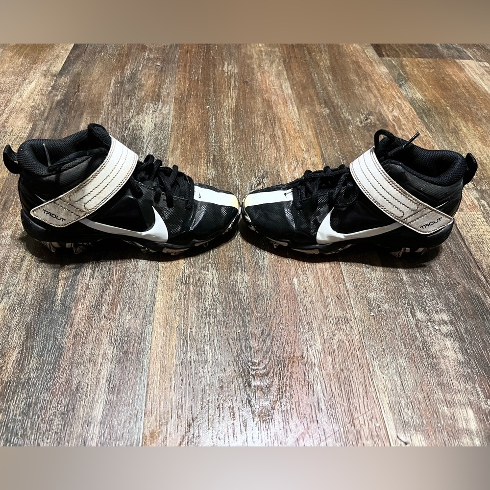 Boys FastFlex Nike baseball cleats!